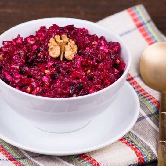 Салат з буряком, горіхами та родзинками