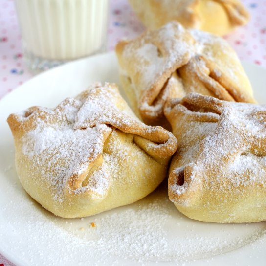 Мішечки з тіста зі сливами