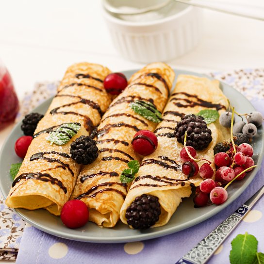 Блинчики с фруктами на завтрак