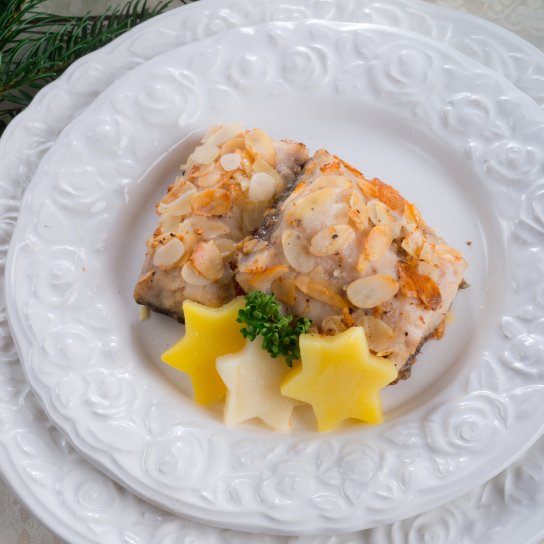 Карп с миндалем и изюмом