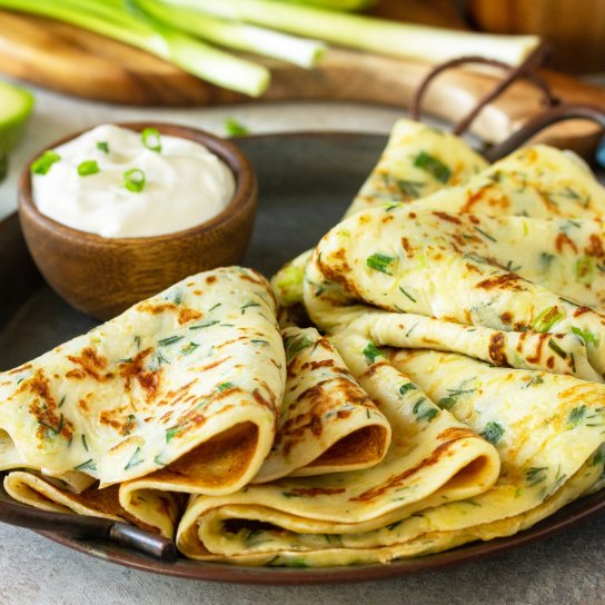 Кабачкові млинці зі сметанним соусом