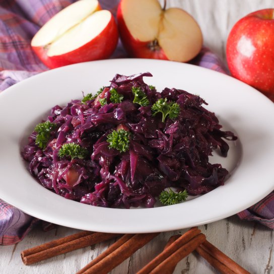 Тушкована червона капуста з м’ясом у вині