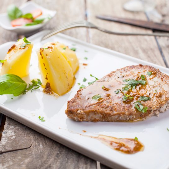 Тунець у соусі з вина