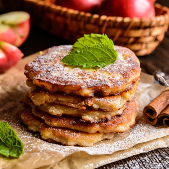 Оладьи из яблок и орехов