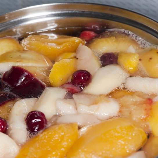 Компот из яблок и вишен