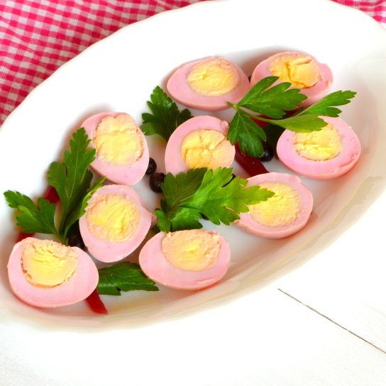 Рожеві варені яйця