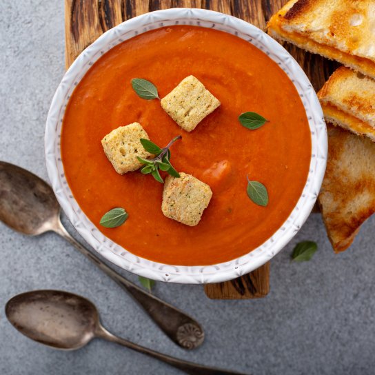 Томатний суп з крутонами