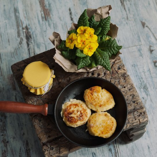 Смажені сирники на сковороді