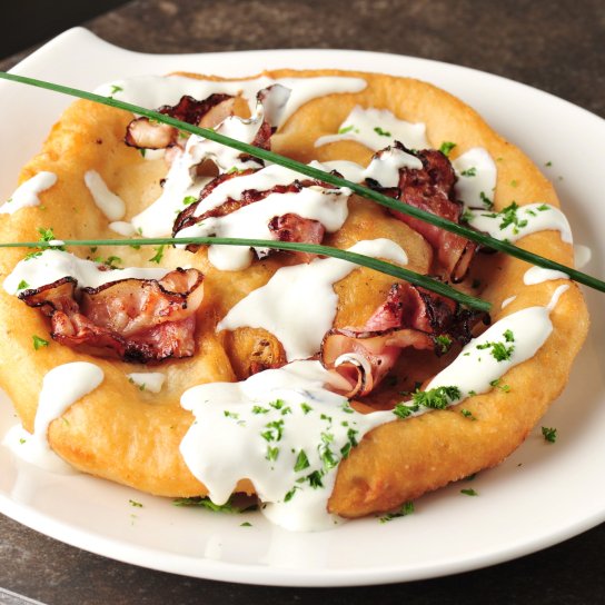 Млинець з ковбасою і сиром