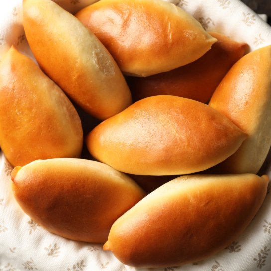 Дріжджові пиріжки з вишнею