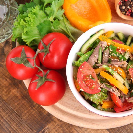 Салат з яловичиною та свіжими овочами