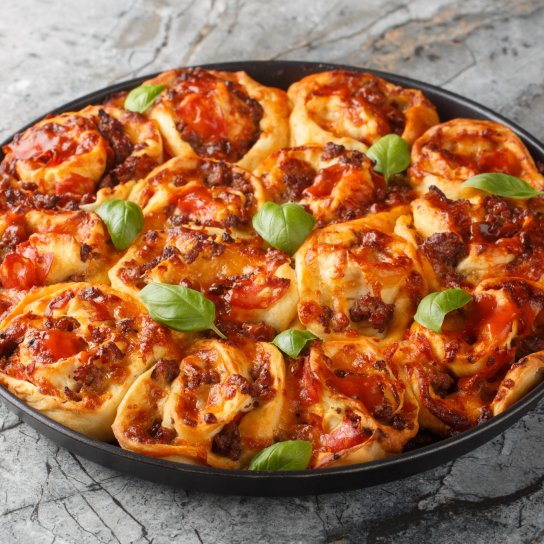 Піца-рол з вареною ковбасою