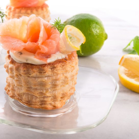 Воловани з червоною рибою та вершковим сиром