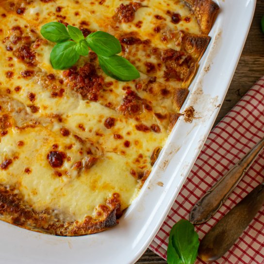 Млинці з м’ясом під соусом бешамель