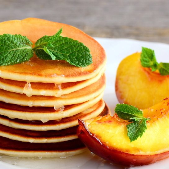 Фруктові панкейки з грецьким йогуртом