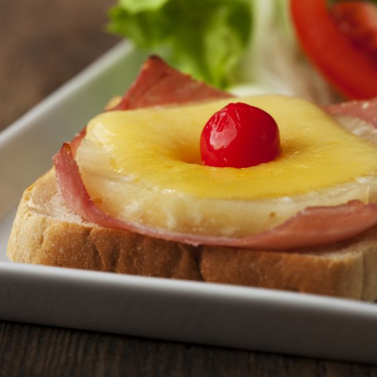 Тост з шинкою, сиром і ананасом