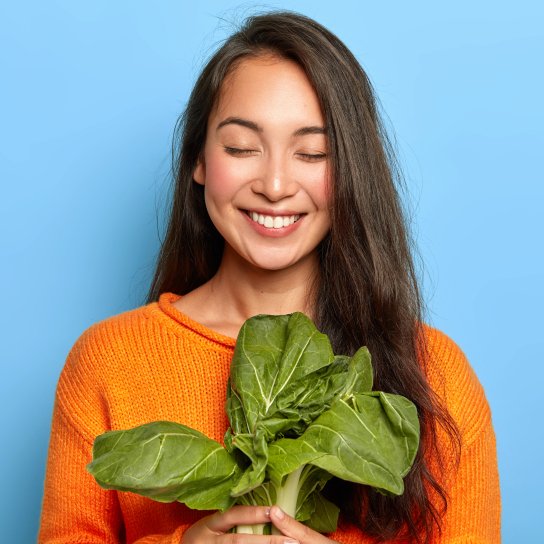 Жінка тримає салат