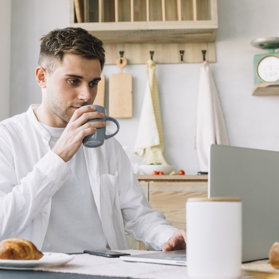 Чоловік їсть