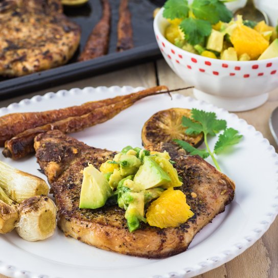 Свинячі відбивні з сальсою з авокадо та апельсинів