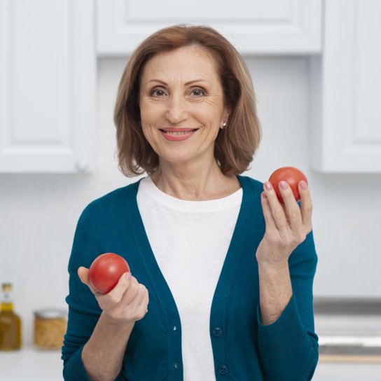 Жінка середнього віку на кухні