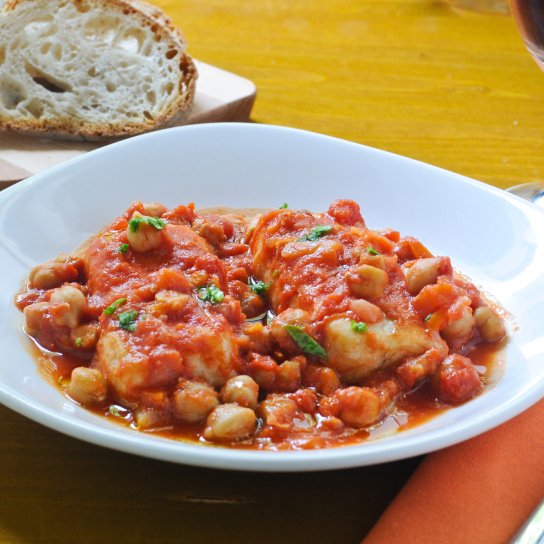 Тріска з консервованим нутом і томатами