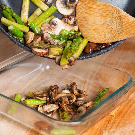 Смажена спаржа та гриби із часником