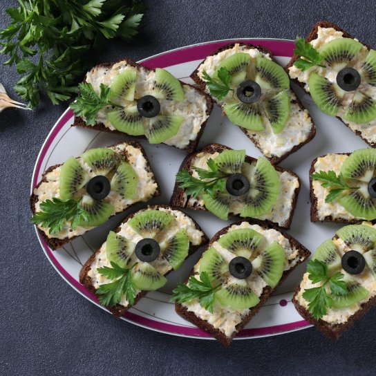 Канапки з ківі часником і сиром