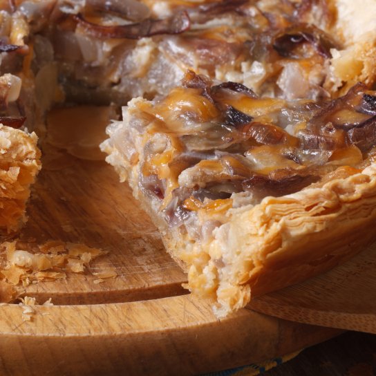 Цибулевий тарт татен з грибами, горіхами