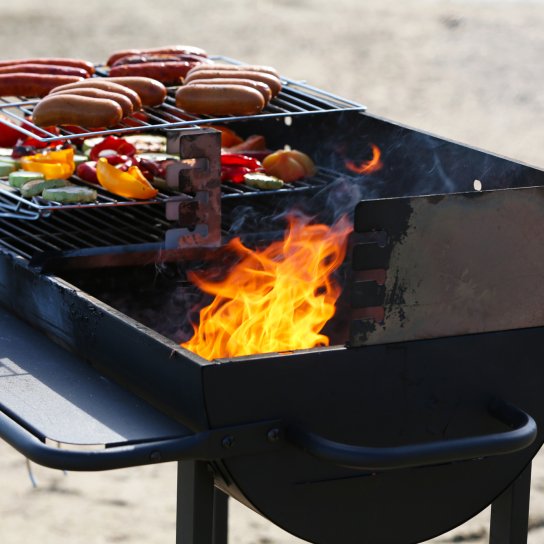 колбаски и овощи на мангале