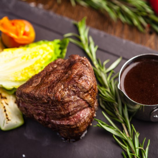 м'ясо з соусом деміглас