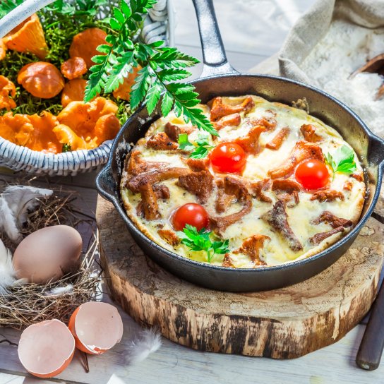 Яєчня з помідорами та грибами