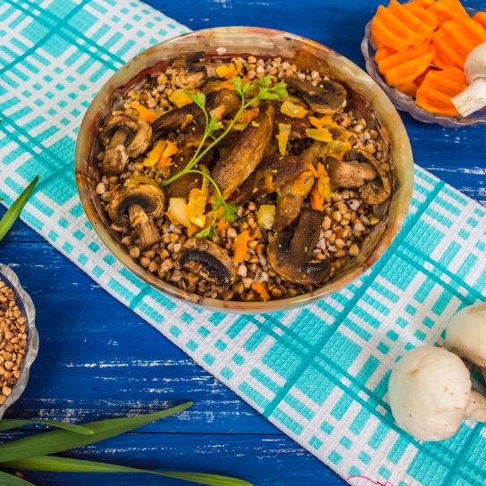 Гречка з м'ясом і грибами