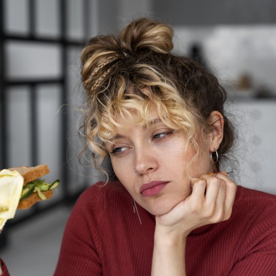 Дівчина зі сендвічем