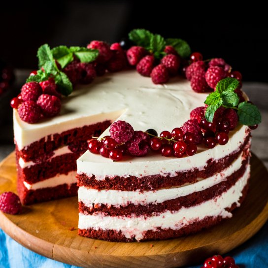 Торт «Червоний оксамит» з вишнею