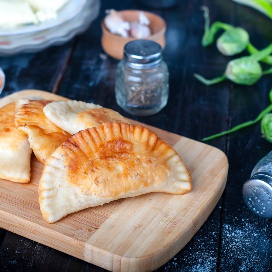 Чебуреки із сиром, помідорами та майонезом