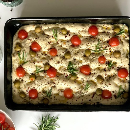 Фокача з томатами і оливками