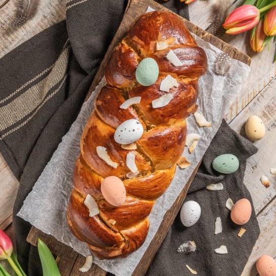 Великодня плетінка з родзинками