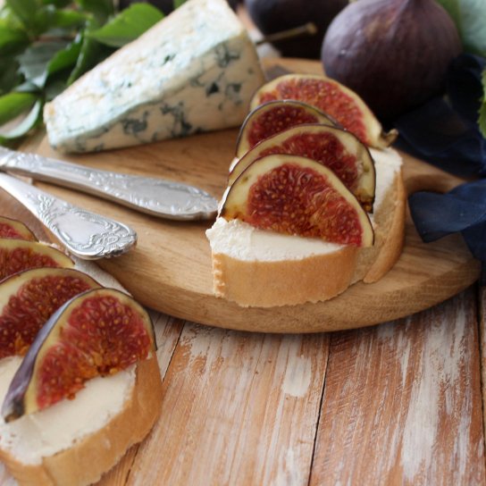 Брюскеты с карамелизированным инжиром