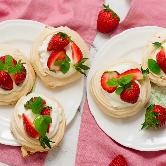 Безе з полуницею