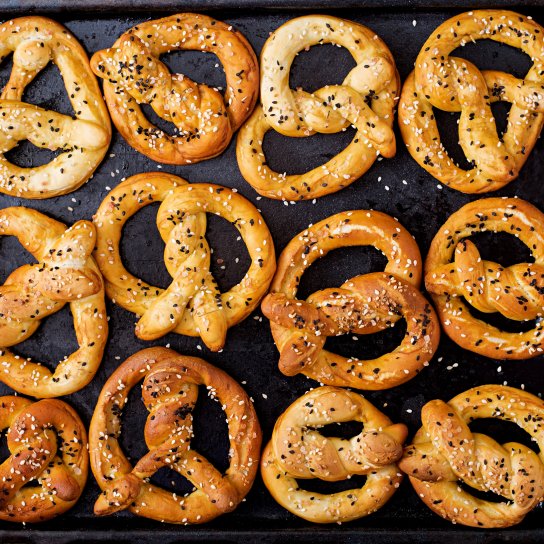 Кренделі з кунжутом