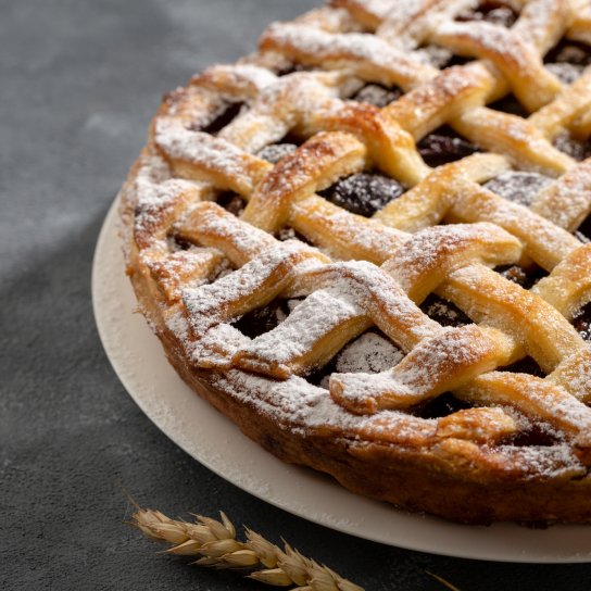 Пирог с вареньем из слив