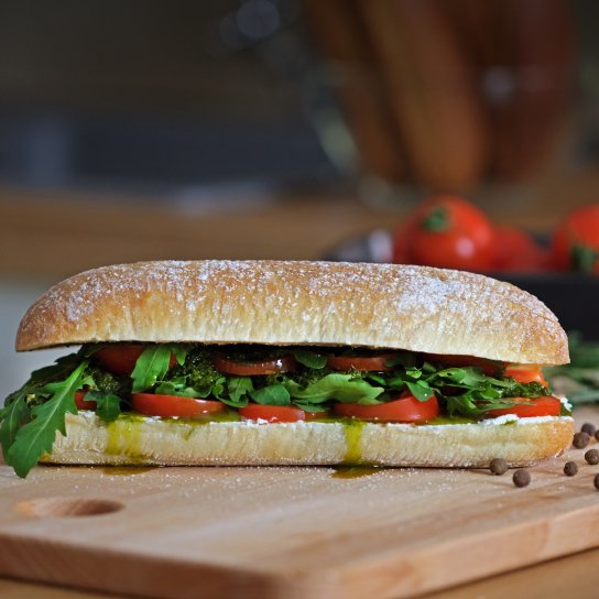 Сандвіч з моцарелою та томатами