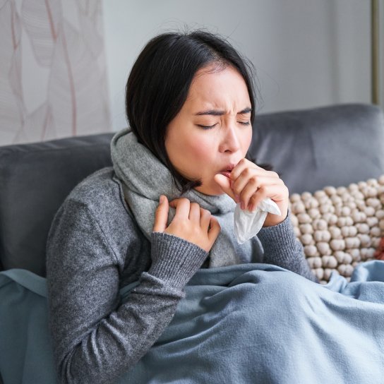 Женщина кашляет