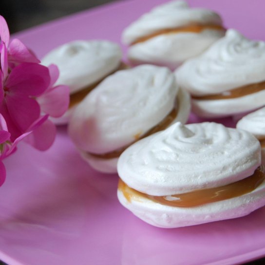 Меренги з карамельним соусом