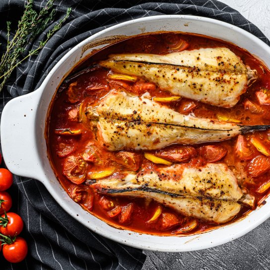 Хек у духовці з помідорами