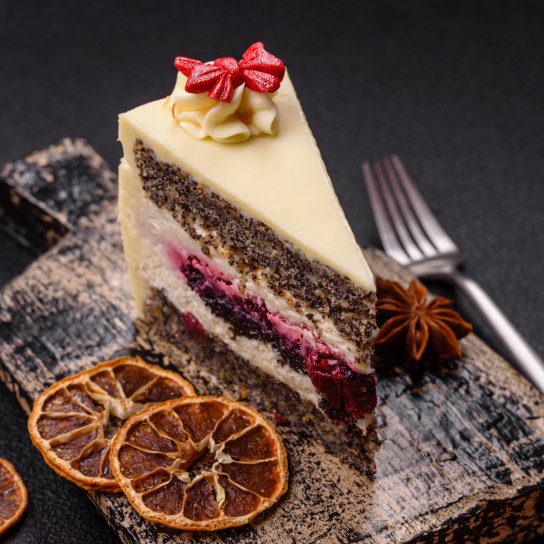 Пляцок з маком і вишнями