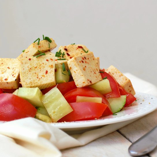 Салат з огірком, тофу й лимонною глазурʼю