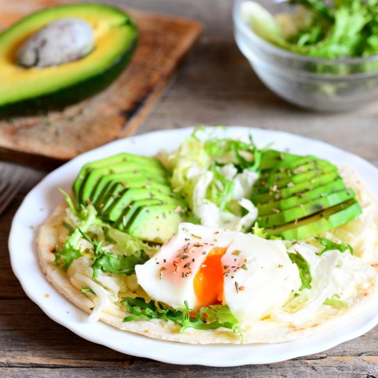 Піца з авокадо і яйцем