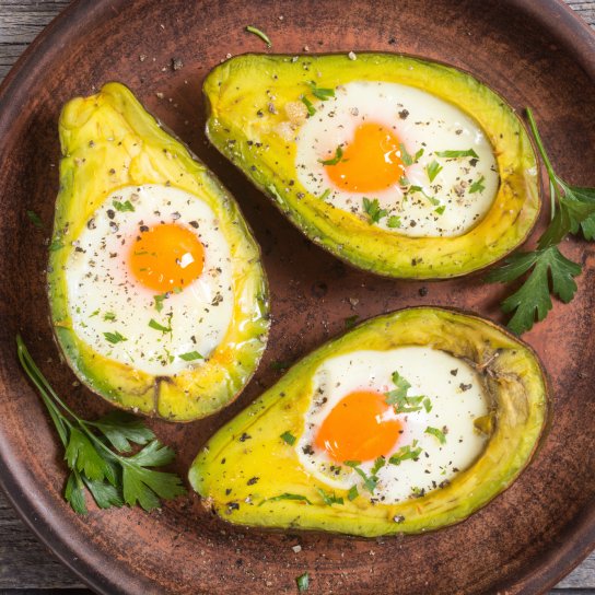 яйця в авокадо