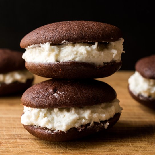 Шоколадні вупі-пай з вершковим кремом